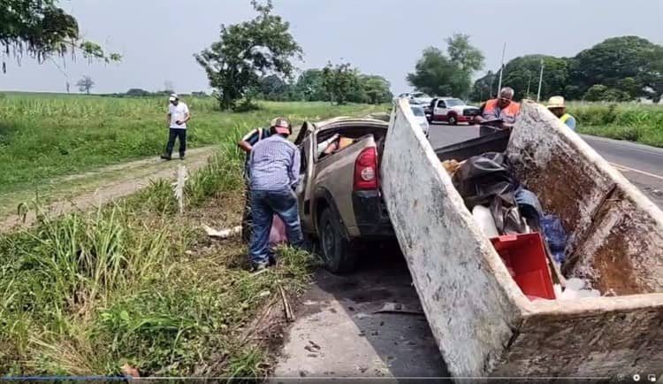 Automovilistas chocan con tráiler en Tierra Blanca; uno falleció