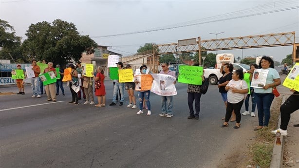 Familiares de Erick, bloquean por segundo día carretera Veracruz-Xalapa; exigen su localización