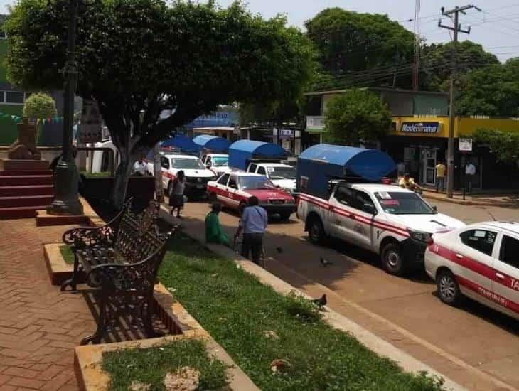 Taxistas protestan y encierran a camionetas mixto rurales en Tatahuicapan