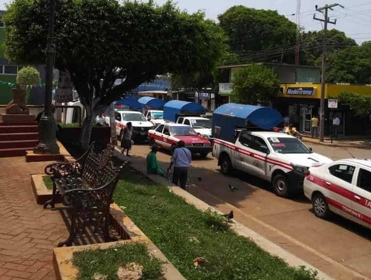 Taxistas encierran a unidades mixto rurales en Tatahuicapan