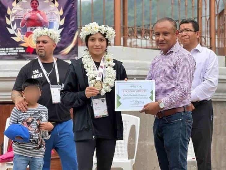 Emily es recibida entre aplausos en Zongolica tras ganar oro en box en Juegos Conade 2023