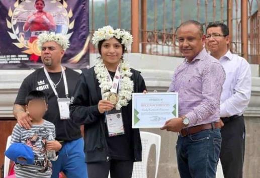 Emily es recibida entre aplausos en Zongolcia tras ganar oro en box en Juegos Conade 2023