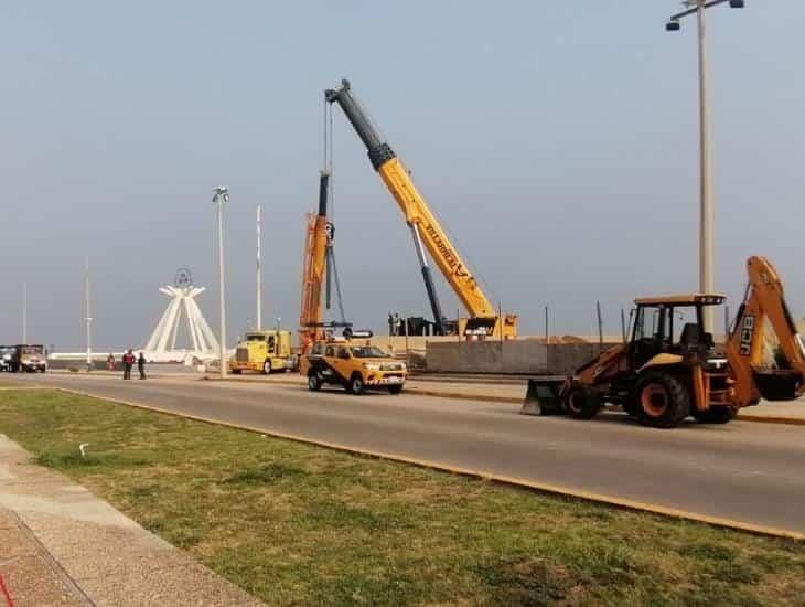 Devuelta a la colocación del asta bandera en el Malecón; grúas empiezan labores