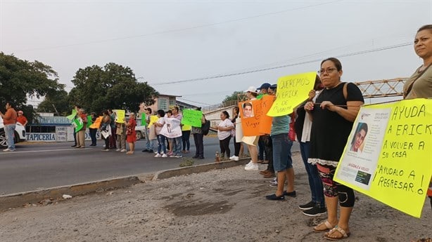 Familiares de Erick, bloquean por segundo día carretera Veracruz-Xalapa; exigen su localización