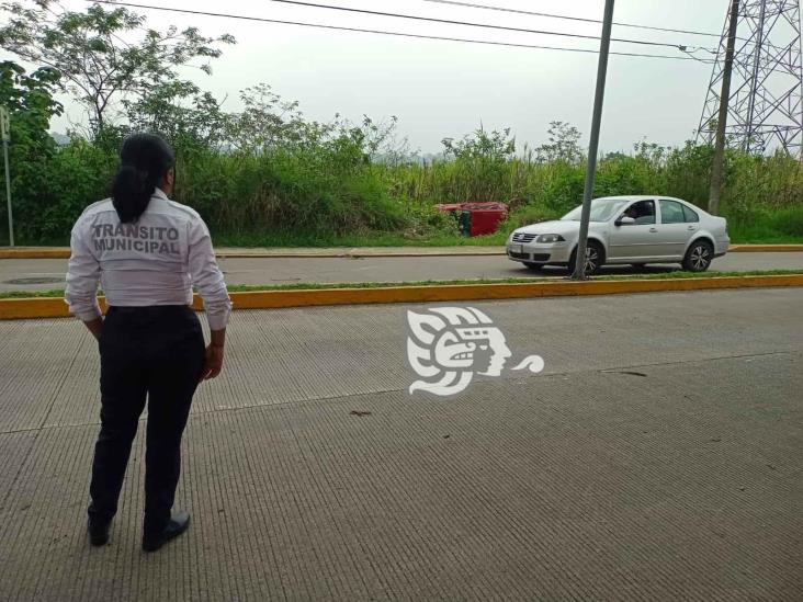 Vuelca automóvil en Ixtaczoquitlán; conductor resulta lesionado