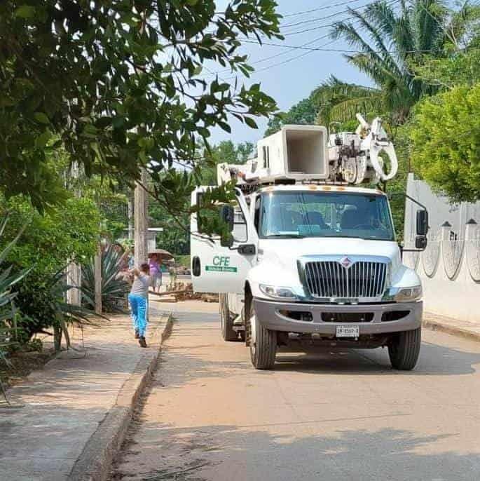 Retienen camioneta de la Cfe ante la falta de luz en Oteapan