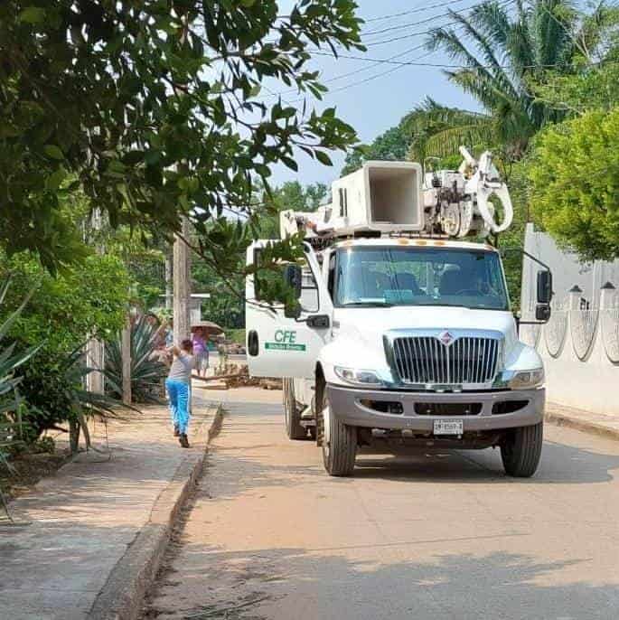 Por falta de luz, retienen camioneta de la CFE en Oteapan