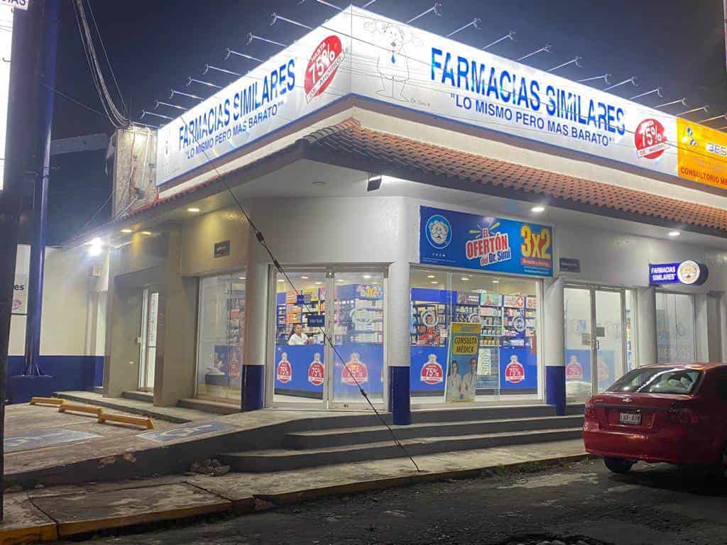 Ladrones se hacen pasar por clientes y asaltan farmacia en Veracruz