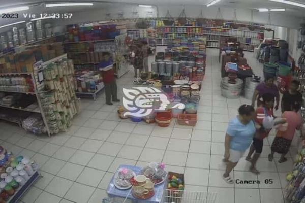¡Qué poca! Par de mujeres bolsean a abuelita en Minatitlán (+Video)