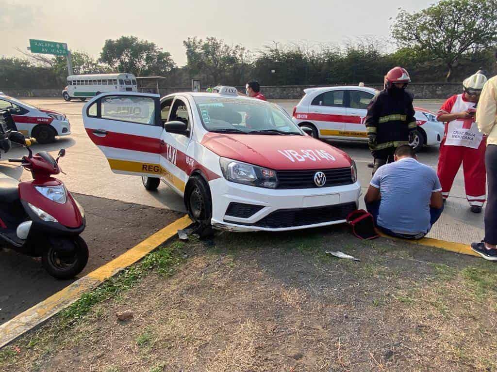 Taxista se sube a la banqueta al chocar con auto en bulevar de Veracruz