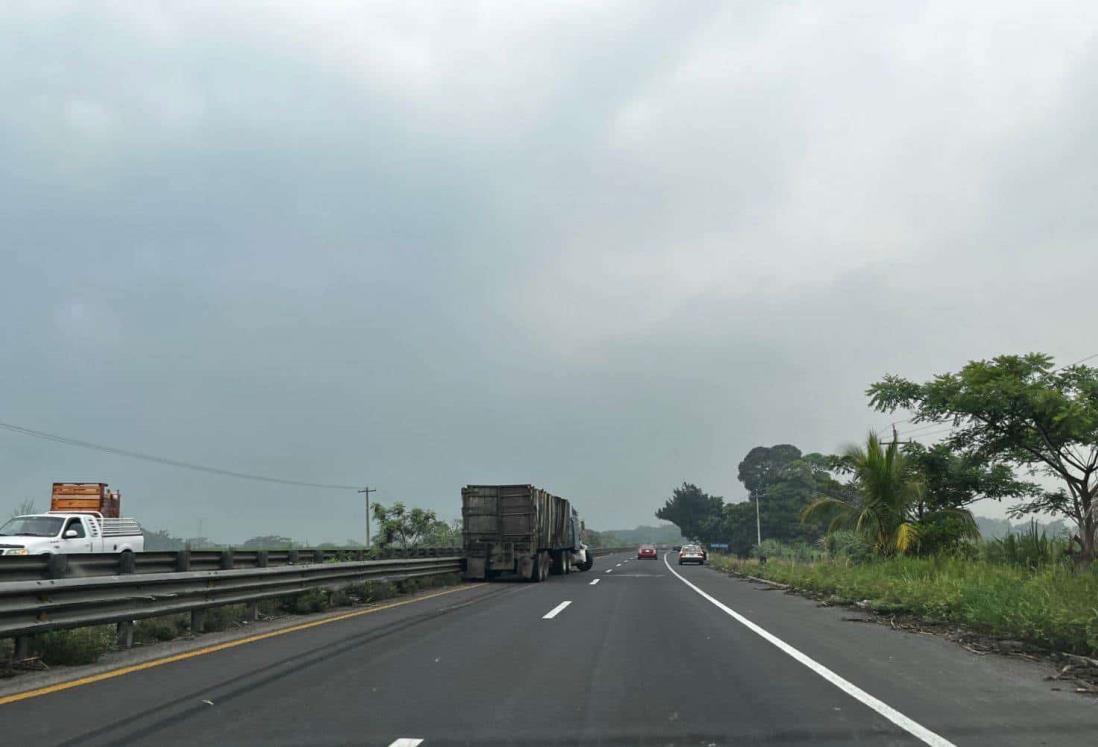 Choca tráiler contra muro en carretera Cardel-Nautla