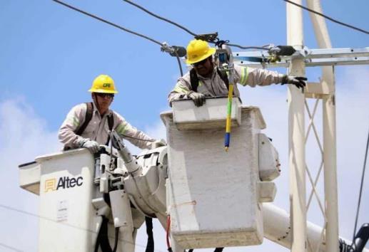 CFE finaliza mantenimiento a transformadores y postes de luz en colonia de Veracruz