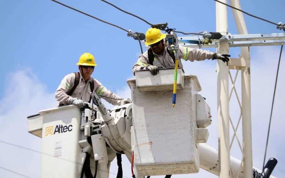 CFE finaliza mantenimiento a transformadores y postes de luz en colonia de Veracruz