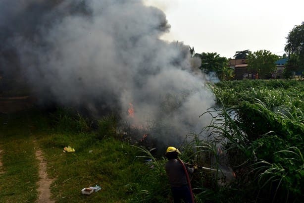 Se incendia extenso vertedero de desechos plásticos en Nueva Calzadas (+Video)