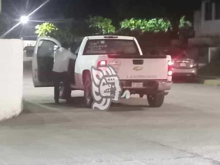 ¡Lo cacharon! Petrolero usó camioneta de trabajo para parrandear en Veracruz