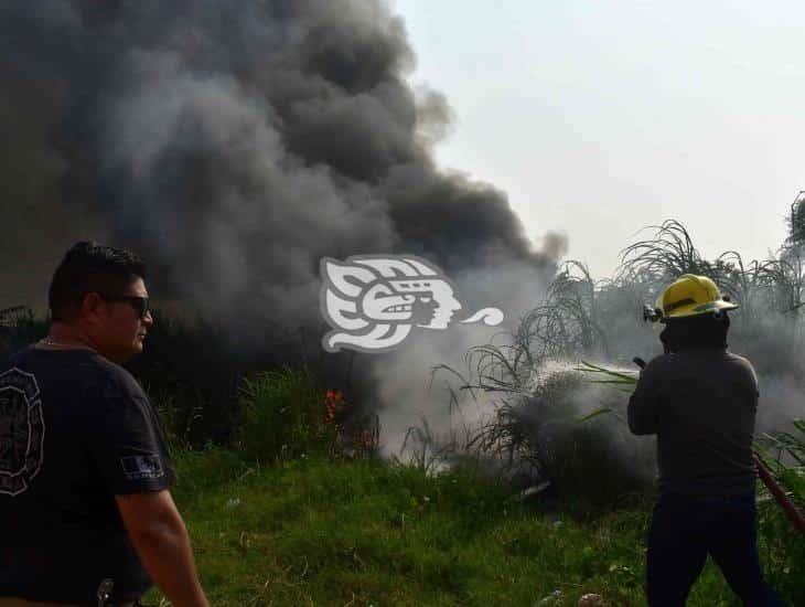 Se incendia extenso vertedero de desechos plásticos en Nueva Calzadas (+Video)