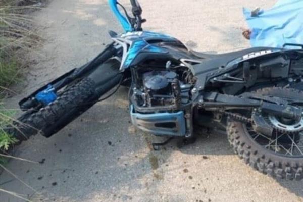 Muere mujer motociclista tras percance con semoviente
