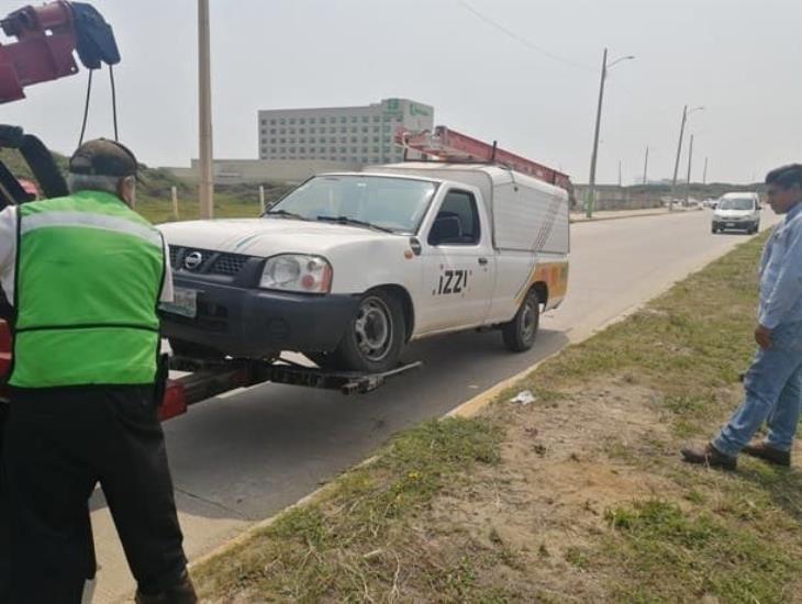 Retiran camioneta averiada del Malecón Costero