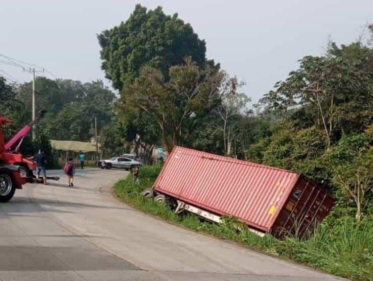 Se desprende remolque de tráiler en carretera Las Trancas-Coatepec