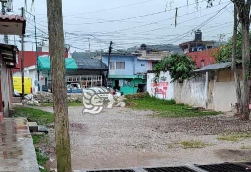 Denuncian obstrucción con costales en calle de Xalapa