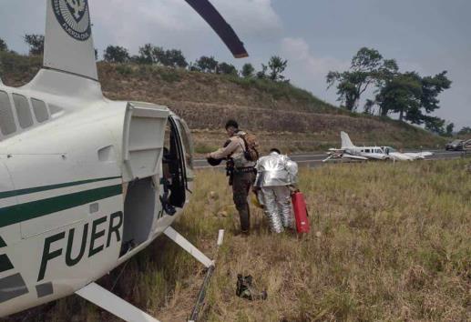 Por fallas mecánicas avioneta realiza aterrizaje de emergencia en autopista Tuxpan - Poza Rica