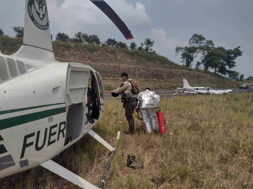 Avioneta aterriza de emergencia en la autopista Tuxpan - Poza Rica