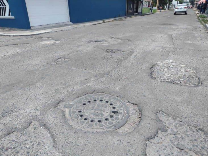 Calle destrozada por baches reportan en el Hípico de Boca del Río