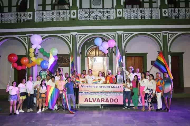 Realizan marcha del orgullo LGBTI en Alvarado