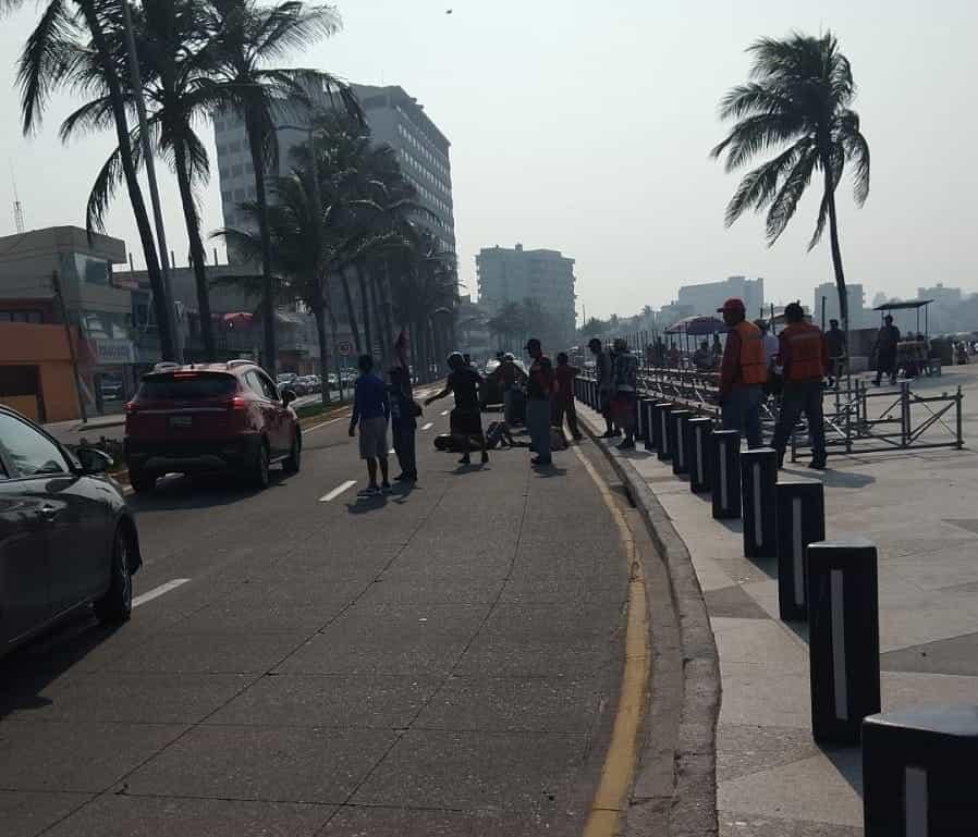 Derrapa motociclista en curva del bulevar de Veracruz