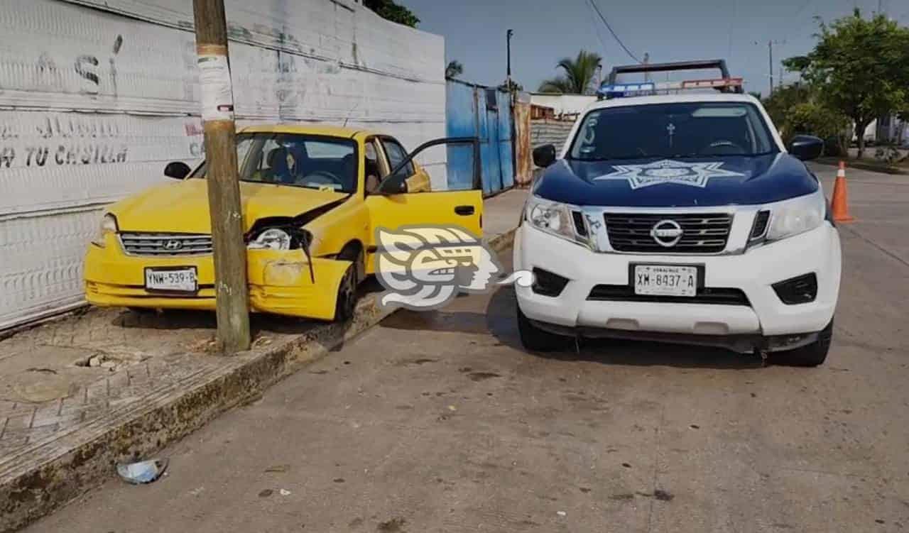 Dejan abandonado el coche tras impactarse contra un poste