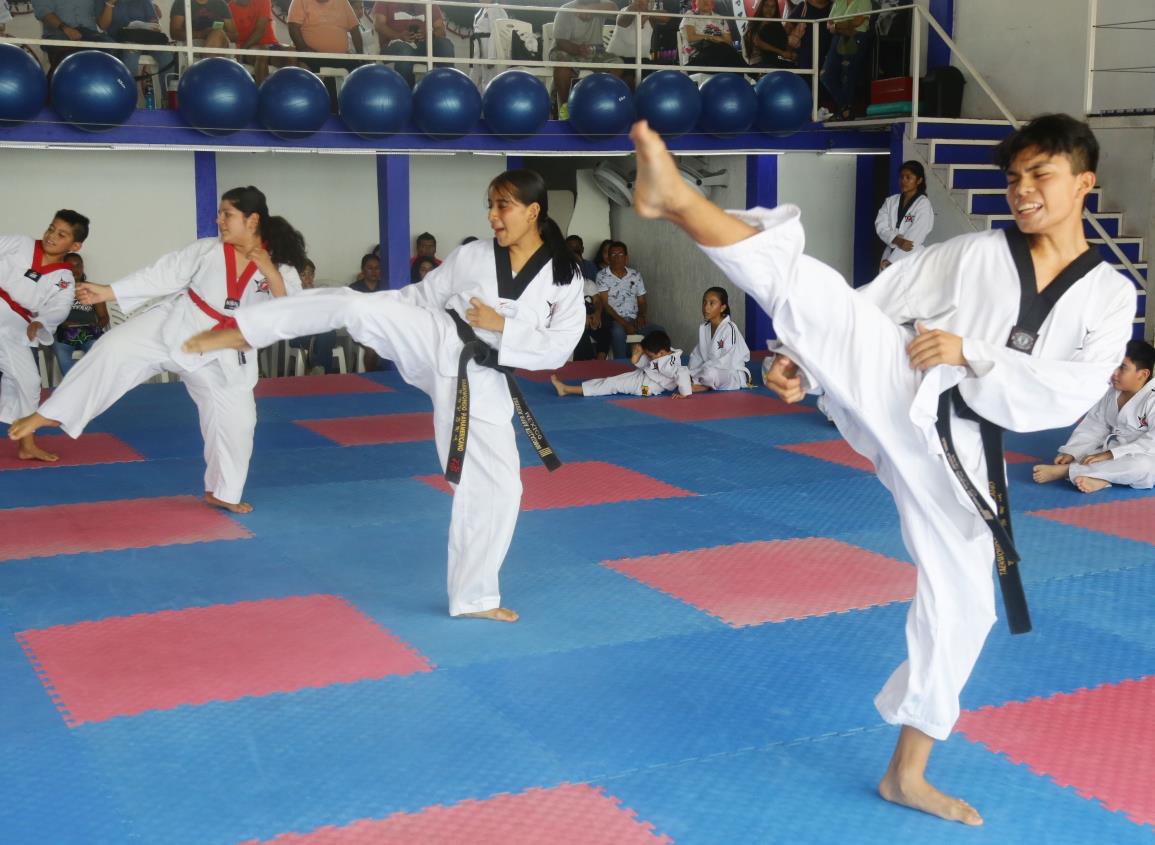 Alumnos de ES Tae Kwon Do ascienden de grado