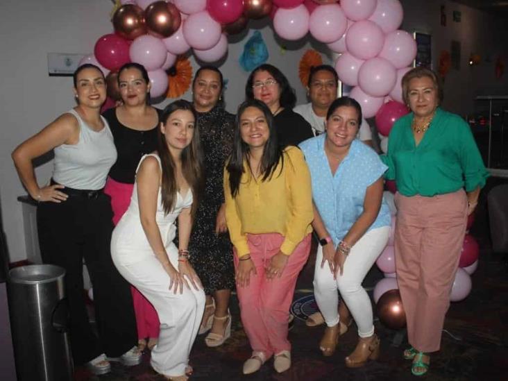 Celebran a las mamás de conocido colegio con fiesta de casino