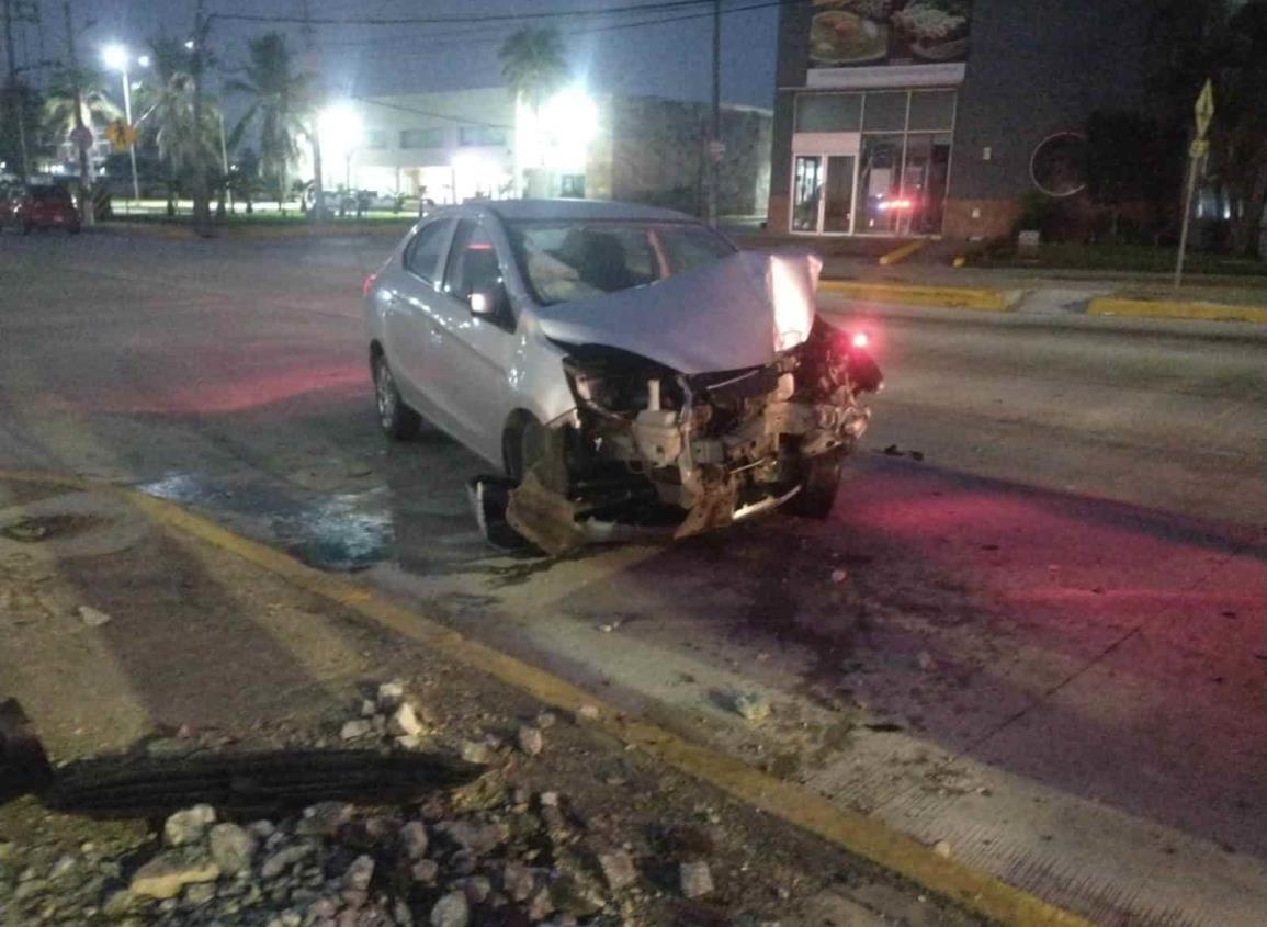 Vehículo chocó con poste y derribó semáforo en avenida Las Palmas