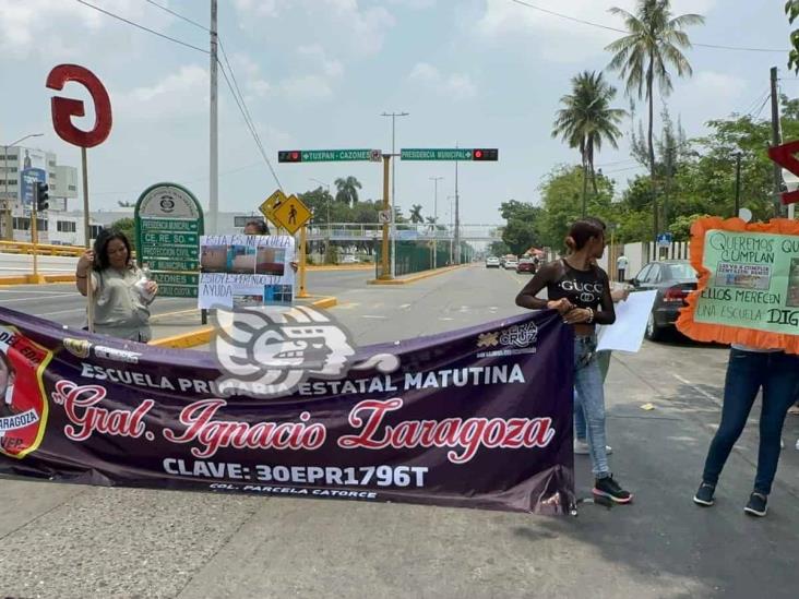 Con bloqueo exigen reconstrucción de escuela en Poza Rica