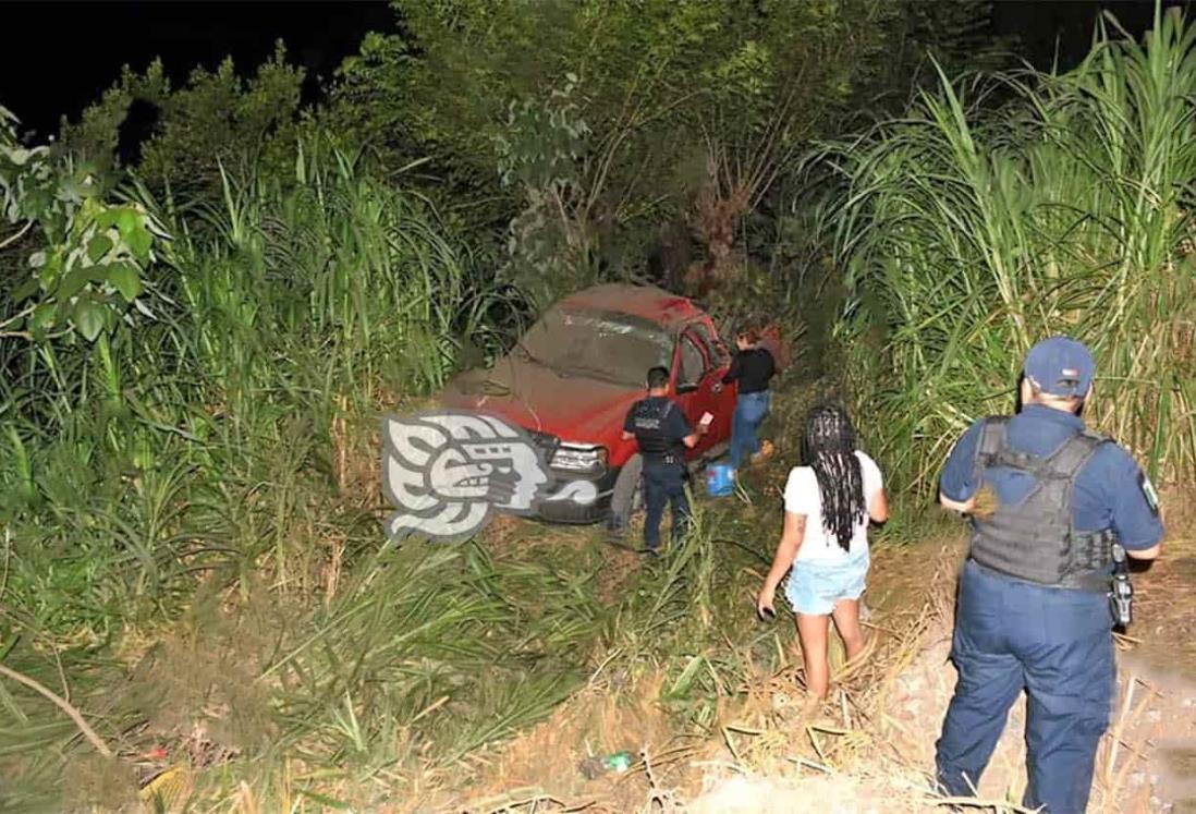 Hallan camioneta abandonada en carretera de Tlapacoyan