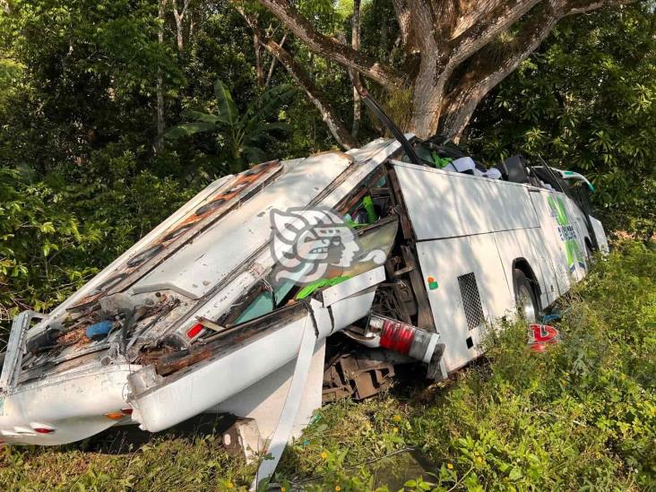 Volcadura de autobús en Catemaco deja más de 15 heridos