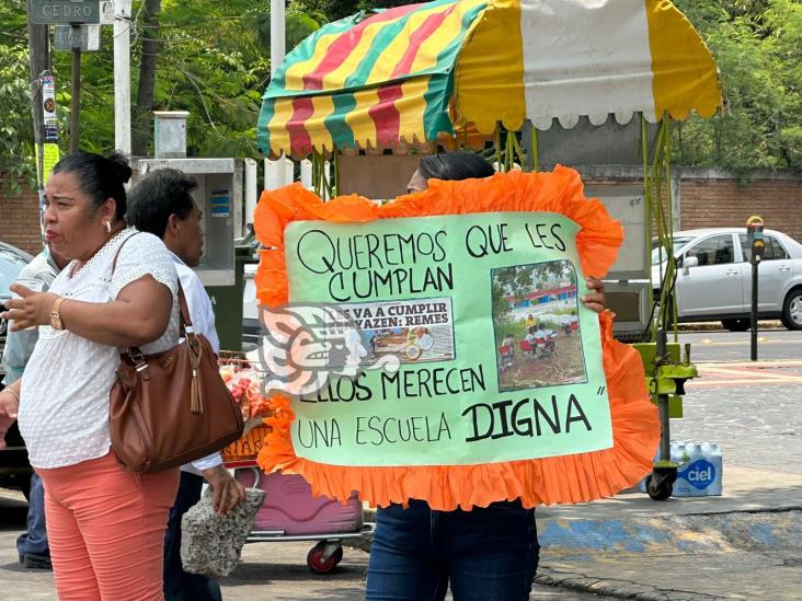 Con bloqueo exigen reconstrucción de escuela en Poza Rica