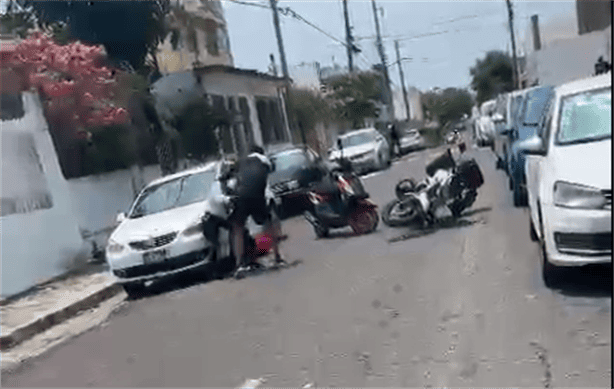 Graban a motociclista golpeando a Tránsito de Boca del Río