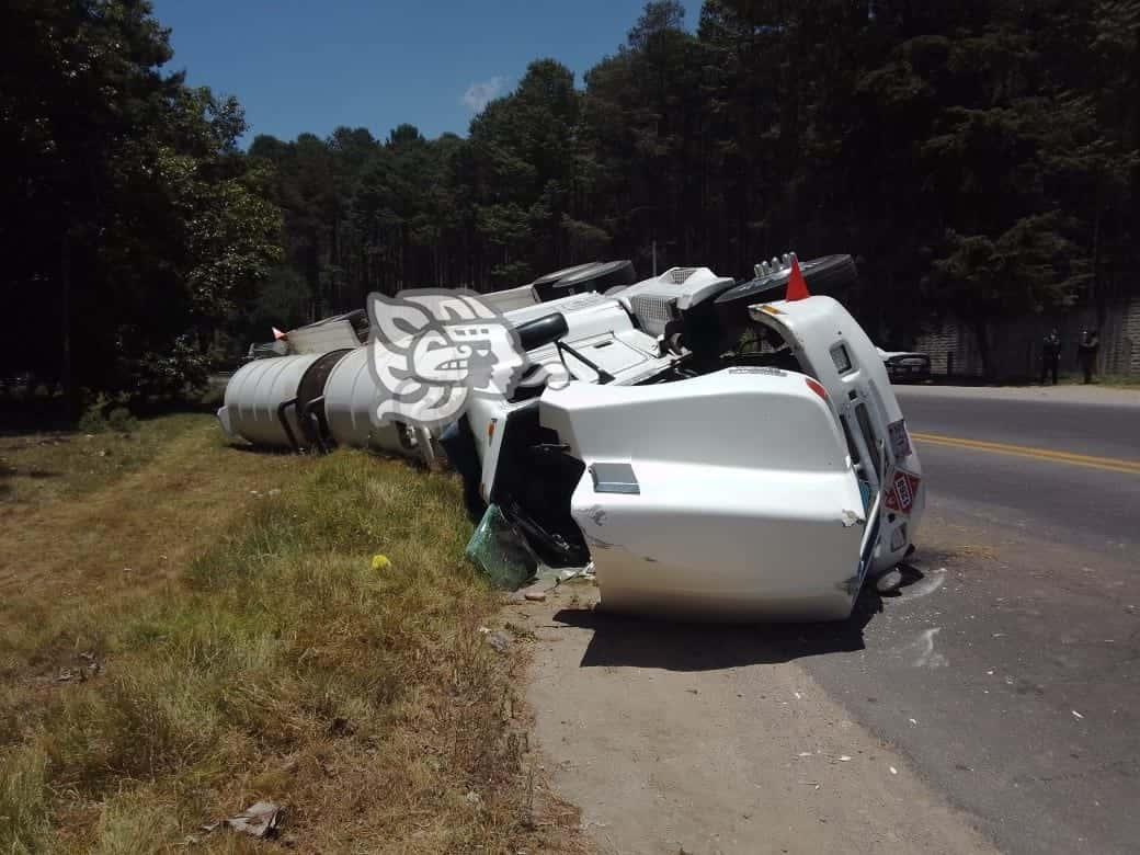 Vuelca tráiler cisterna en la carretera Xalapa-Perote