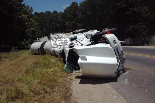 Vuelca tractocamión cisterna en la Xalapa-Perote