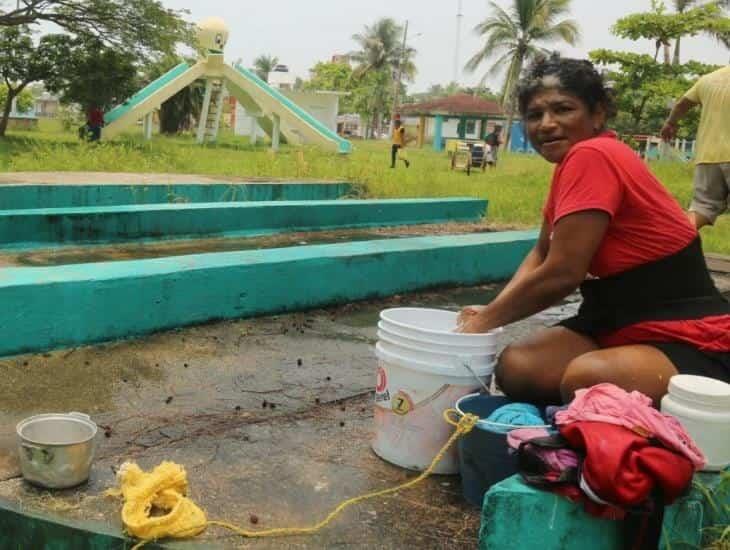 Claribel Solís lava ropa para ganarse la vida; acude a La Noria para poder utilizar el agua (+Video)