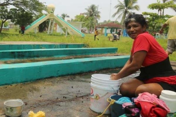 Haya o no agua , Claribel debe lavar para ganarse la vida en Coatzacoalcos (+Video)