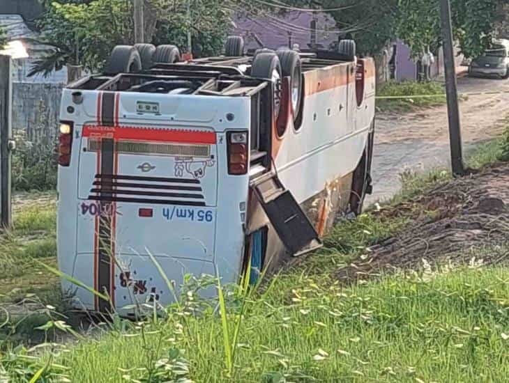 Autobús de turismo se volcó en Jáltipan; no hay lesionados