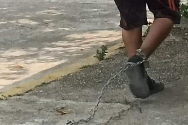 Sorprende a vecinos de Cosoleacaque sujeto que caminaba encadenado por las calles