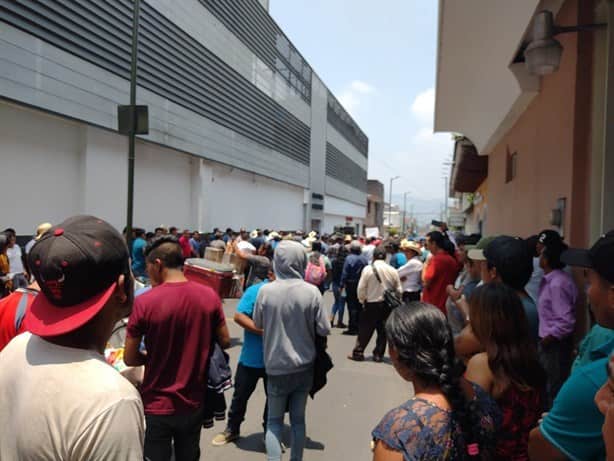 Cierran calles por presunta negligencia en hospital de Orizaba