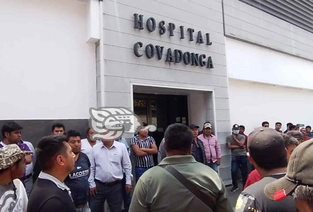 Cierran calles por presunta negligencia en hospital de Orizaba