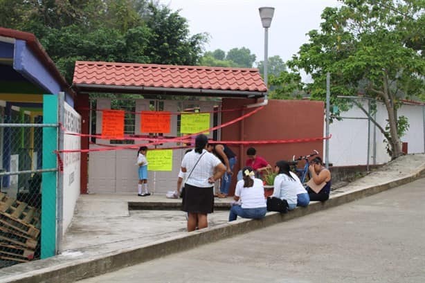 Toman instalaciones del CAM de Misantla por falta de maestros