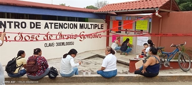 Toman instalaciones del CAM de Misantla por falta de maestros