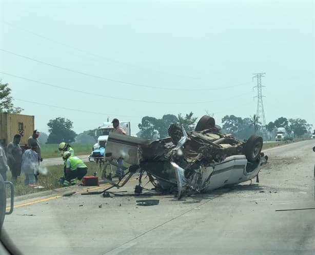 Camioneta se impacta contra tráiler en la Veracruz-Córdoba