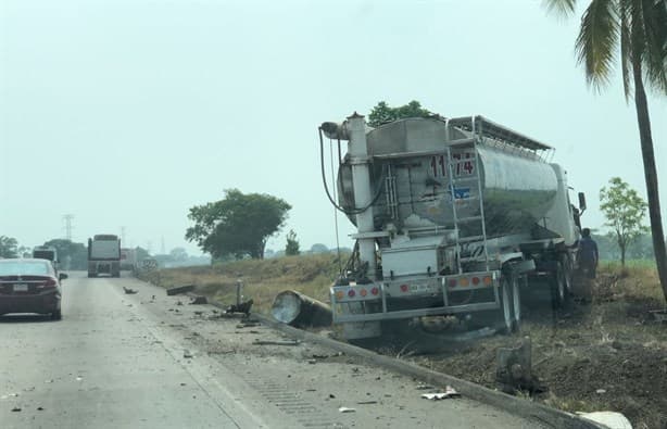 Camioneta se impacta contra tráiler en la Veracruz-Córdoba